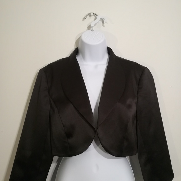 SOLD black market cropped collared blazer - Picture 2 of 7